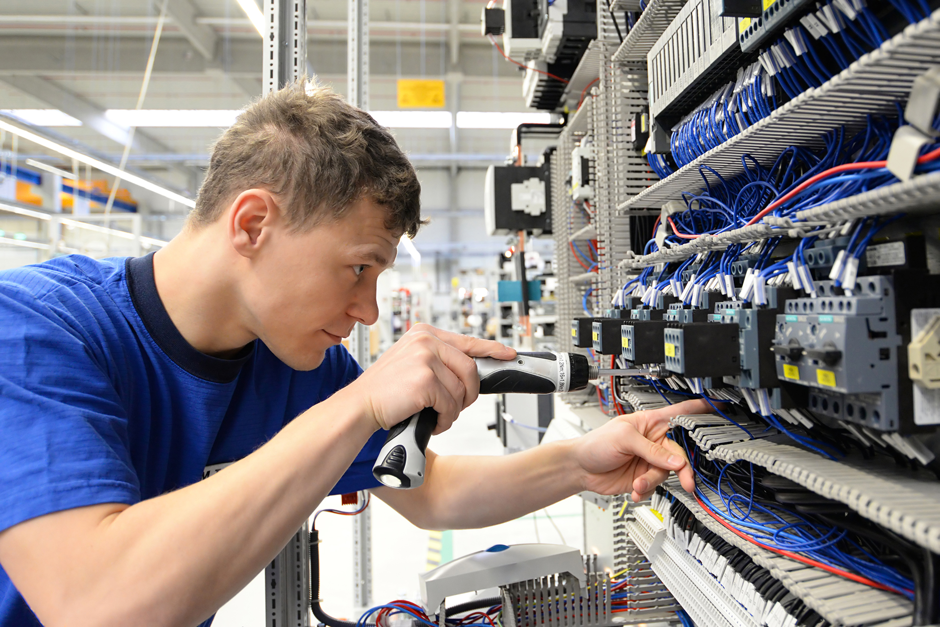 Elektrotechniker wartet eine Elektro-Installation in Vorarlberg